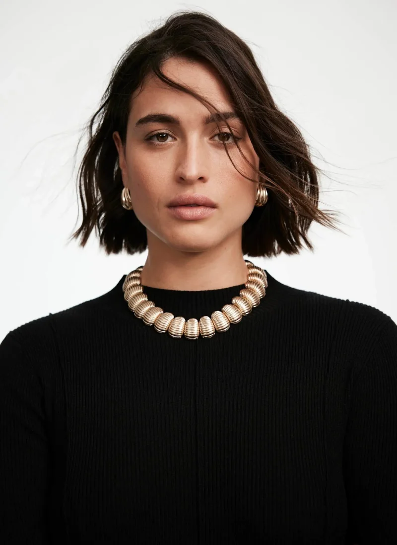 elegant gold ribbed statement necklace