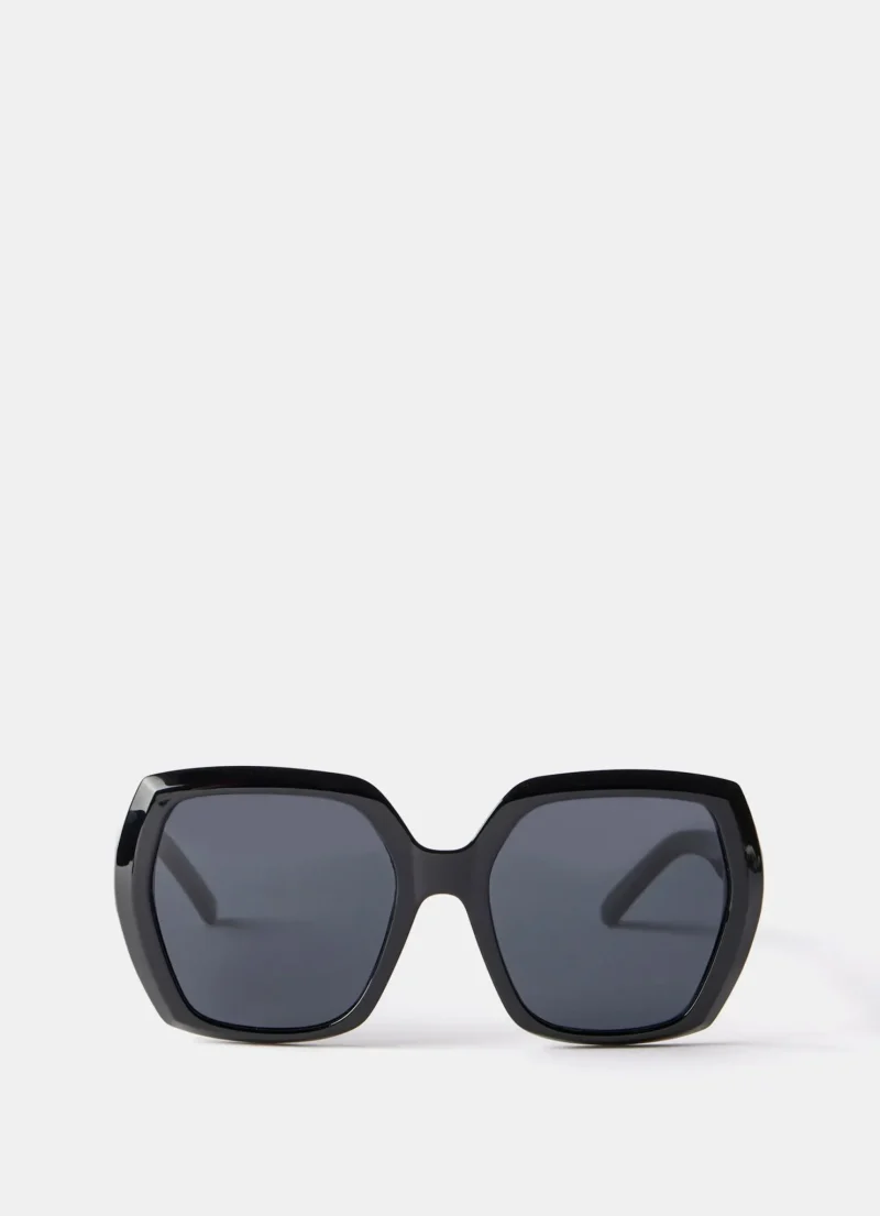 oversized black sunglasses